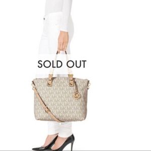 😍Beautiful Large Vanilla Michael Kors Bag 😍!